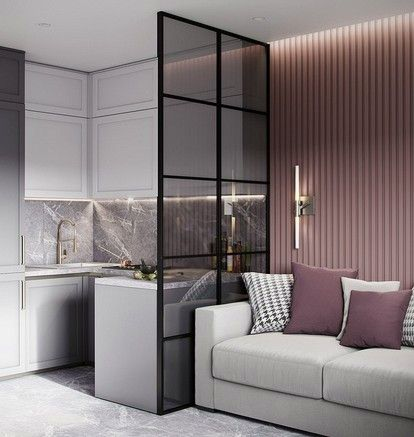 Reāls interjers ar apgaismojuma un materiālu harmoniju